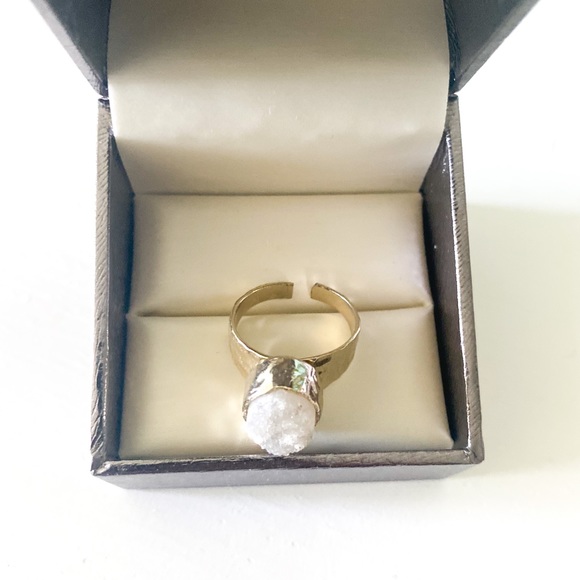 Gold with stone adjustable ring - Picture 2 of 2